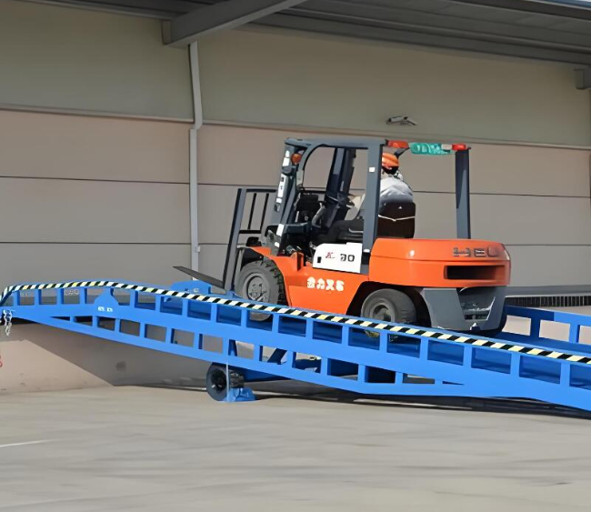 新青移动式卸货平台（叉车用）